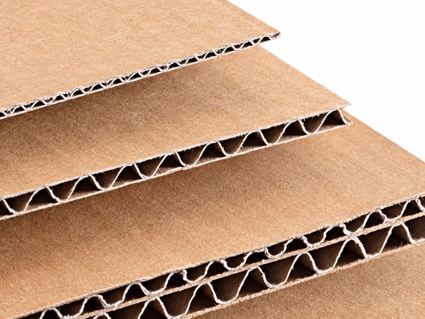 Planchas de cartón corrugado con sus ondas visibles